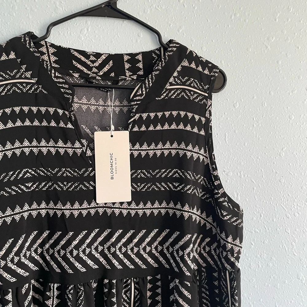 Bloomchic linear design dress - Picture 2 of 5